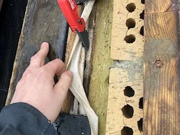 Person undersøker skadeomfang