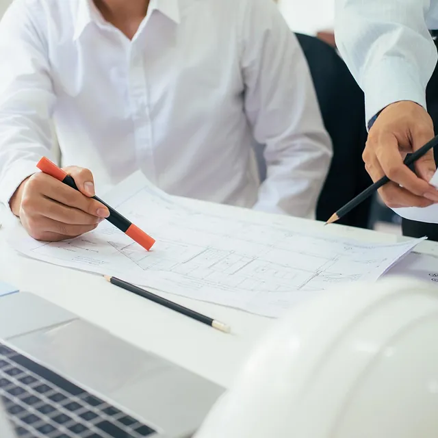 To personer med plantegninger