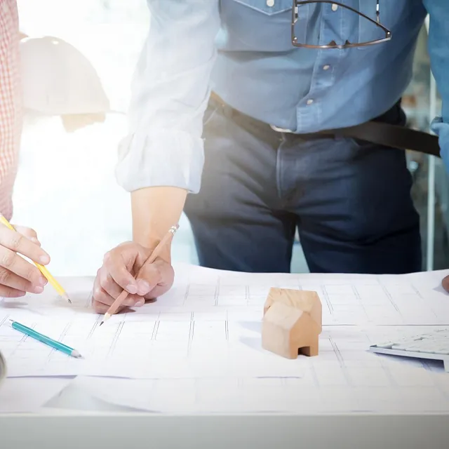 To personer over bord med plantegninger