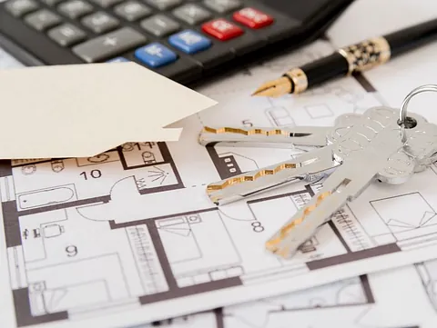 Nøkler, plantegninger, kalkulator og penn